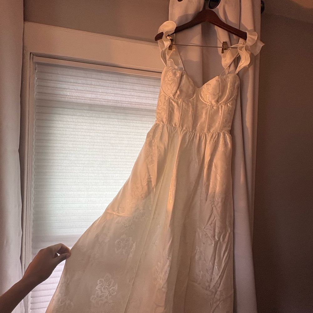 V. Chapman White Midi Dress with Sweetheart Bodice and Front Slit - Picture 4 of 4